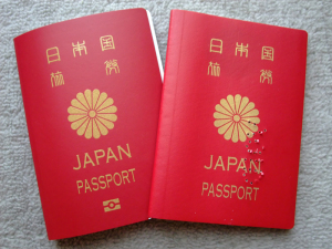 左が新型パスポート